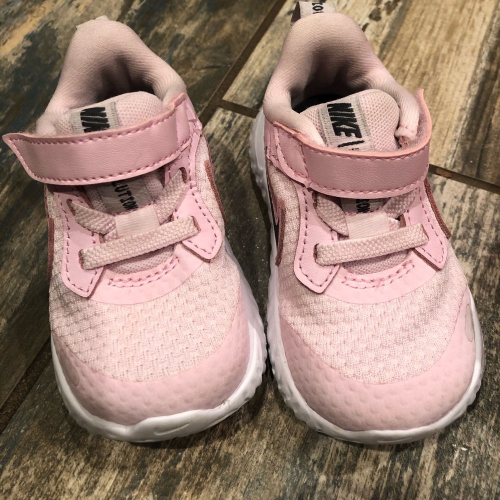Sold -Nike // Toddler shoes - Picture 4 of 8